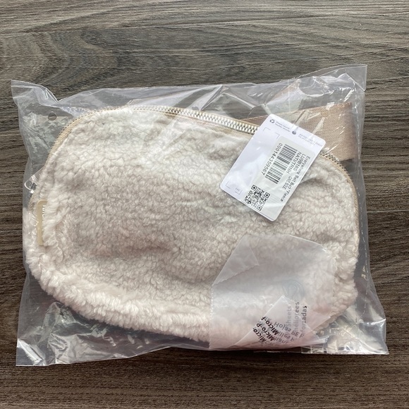 NWT Lululemon everywhere fleece belt bag Natural Ivory - Picture 5 of 7